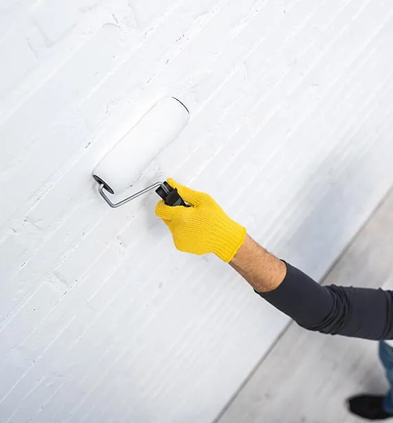 Hombre pintando pared